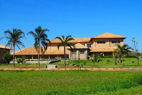 Familia feliz reunida na piscina